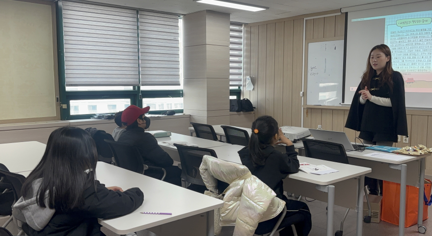 K-Connectors 3rd Cohort team ‘Injeolmi’ Conducts Traditional Hat and ‘Bae-ssi Danggi’ Making Workshop at Bupyeong-gu Multicultrual Family Support Center                                 썸네일