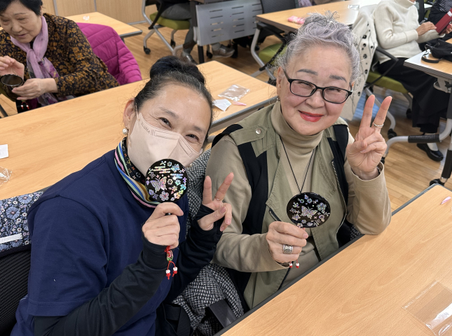 K-Connectors 3rd Cohort team ‘KOREA: F5’ Conducts Mother-of-Pearl Craft Program with Trot Music at Sakhalin Center in Namdong-gu, Incheon                                 썸네일